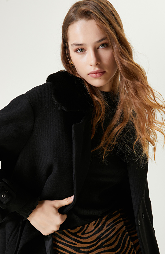 Siyah Yakası Kürklü Kemerli Manto