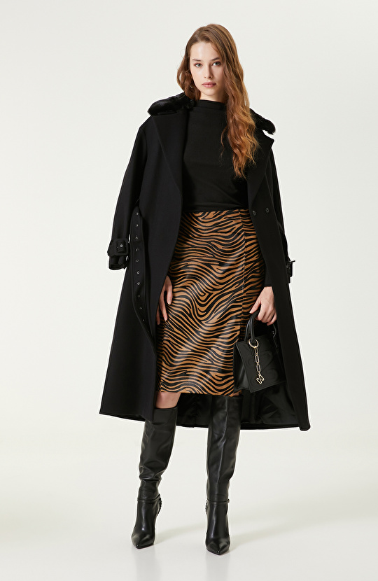 Siyah Yakası Kürklü Kemerli Manto