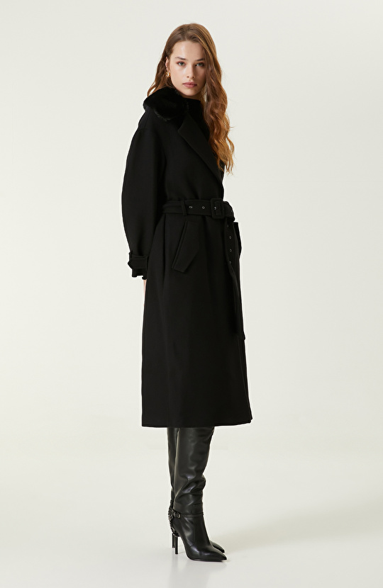 Siyah Yakası Kürklü Kemerli Manto