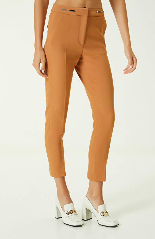 Beli Aksesuar Detaylı Camel Pantolon