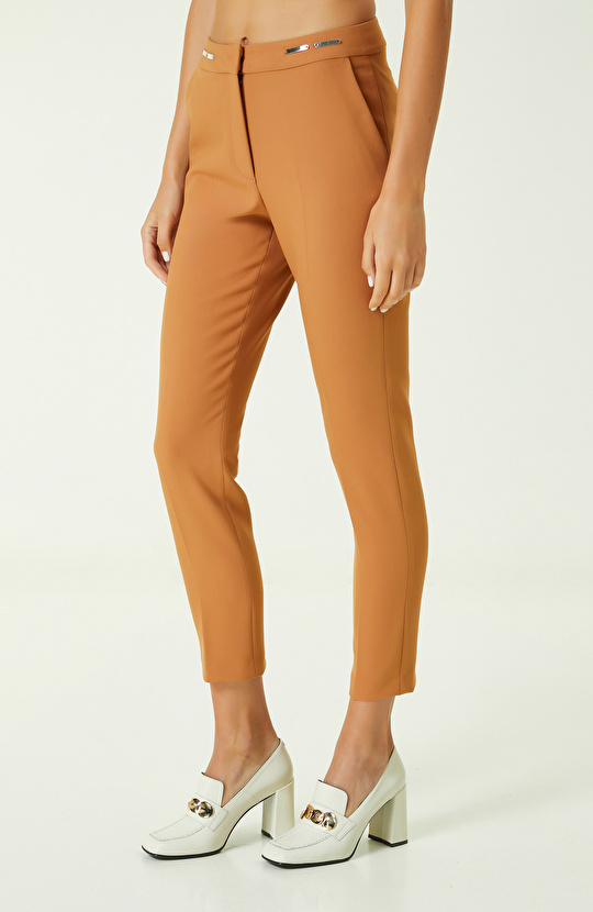 Beli Aksesuar Detaylı Camel Pantolon