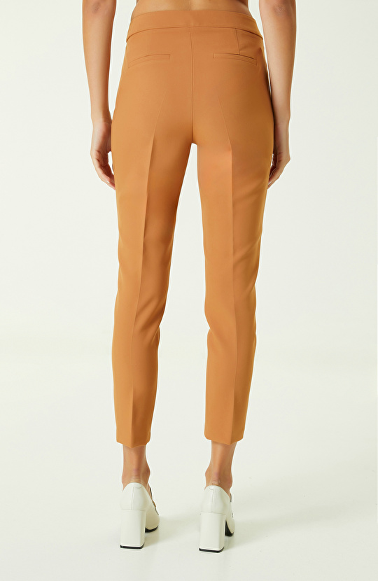 Beli Aksesuar Detaylı Camel Pantolon