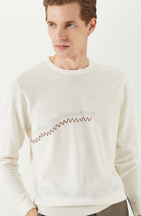 Ekru Nakış Detaylı Kazak