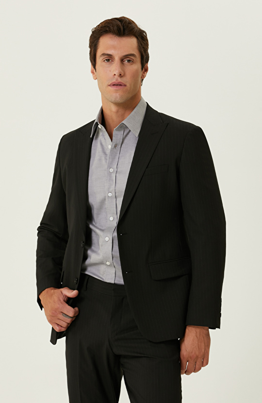 Siyah Çizgili Takım Elbise