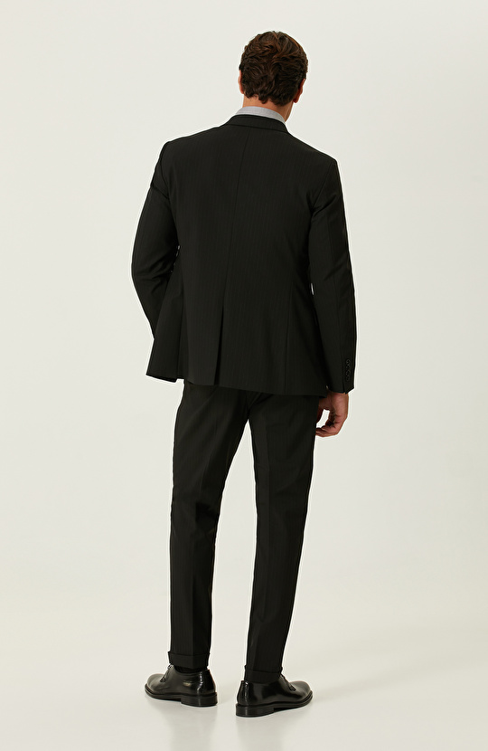 Siyah Çizgili Takım Elbise