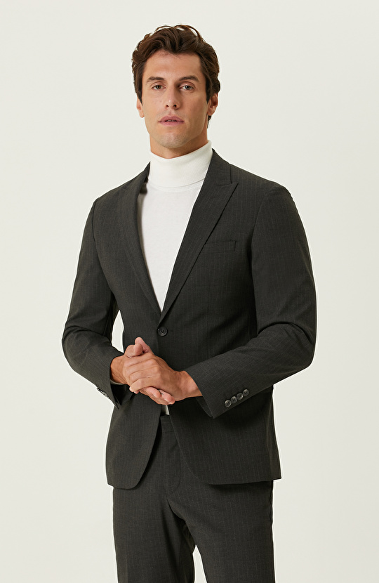 Gri Çizgili Takım Elbise