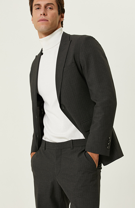 Gri Çizgili Takım Elbise