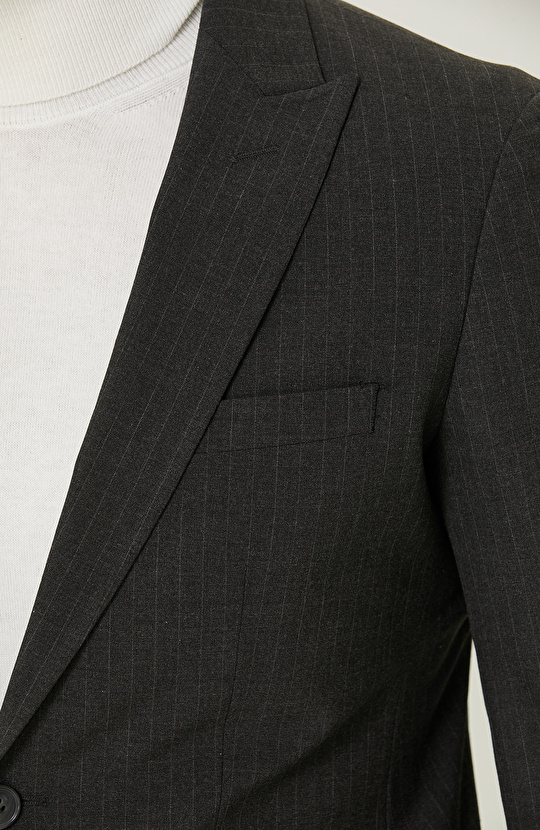 Gri Çizgili Takım Elbise