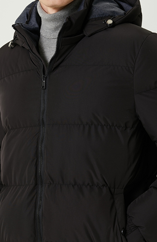 Siyah Kapüşonlu Mont