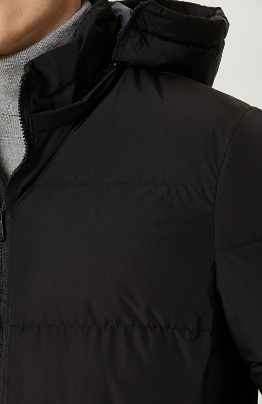 Siyah Kapüşonlu Mont