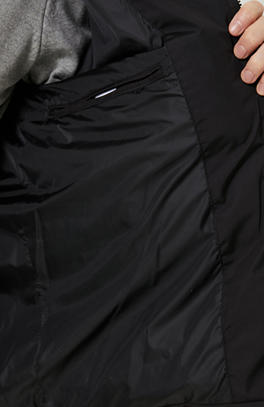 Siyah Kapüşonlu Mont