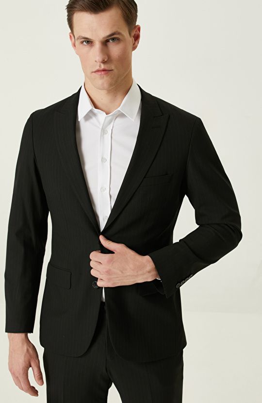 Siyah Çizgili Takım Elbise