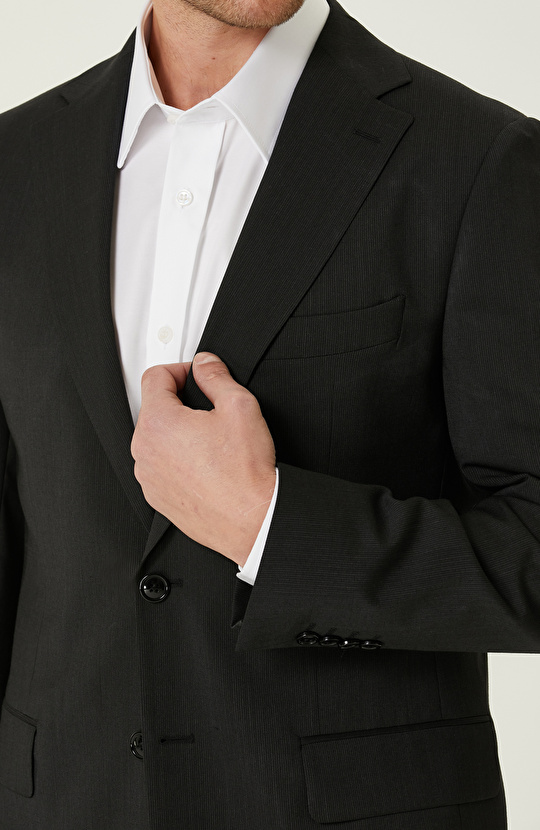 Siyah Çizgili Takım Elbise