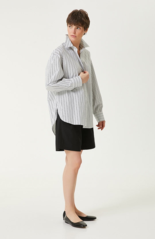 Siyah Beyaz Çizgili Gömlek