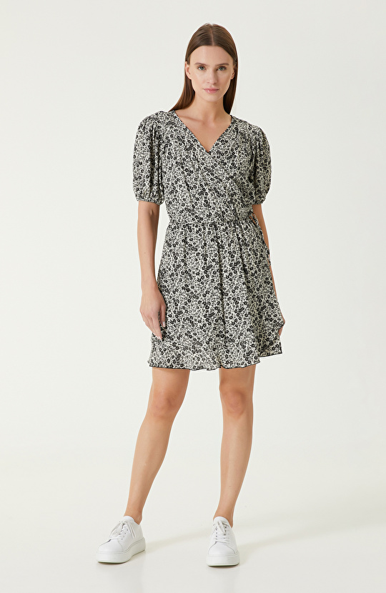 Siyah Beyaz Çiçekli Elbise