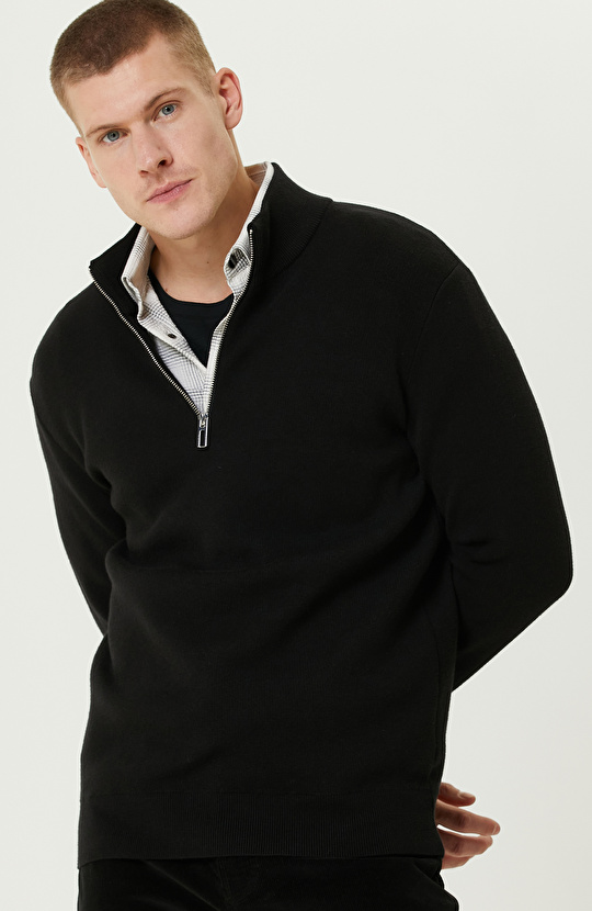 Siyah Dik Yaka Fermuarlı Triko Kazak