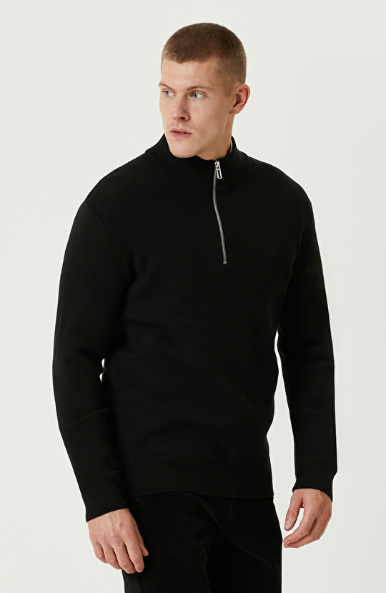 Siyah Dik Yaka Fermuarlı Triko Kazak