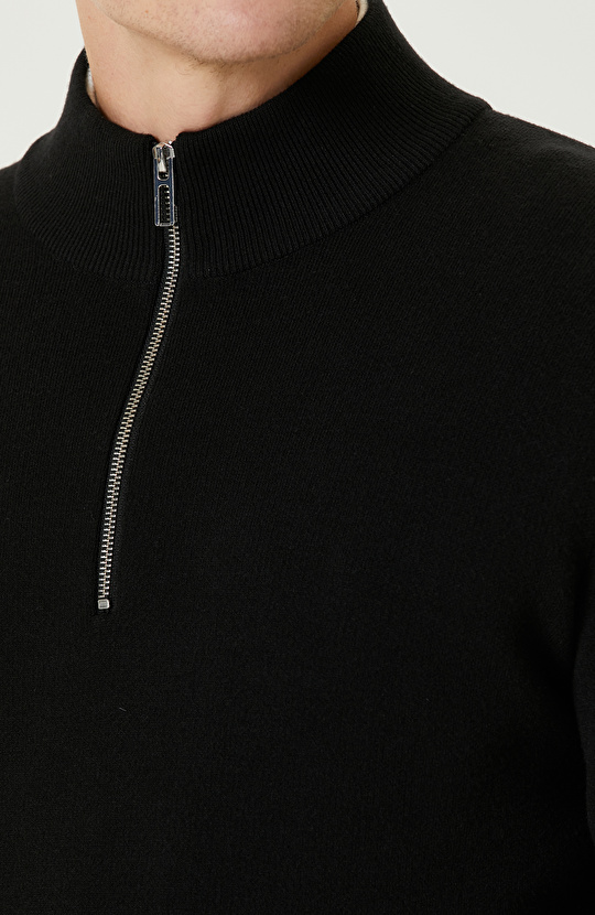 Siyah Dik Yaka Fermuarlı Triko Kazak