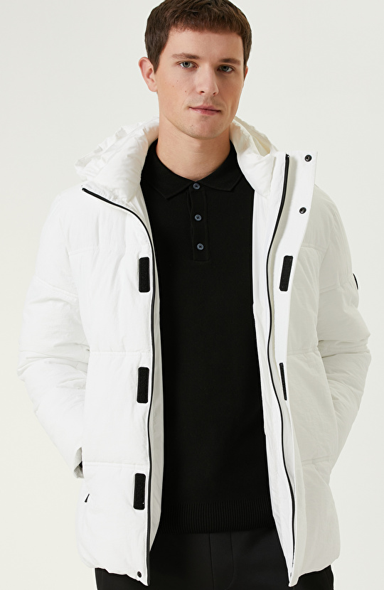Beyaz Kapüşonlu Kapitoneli Casual Kaban