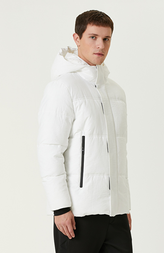 Beyaz Kapüşonlu Kapitoneli Casual Kaban