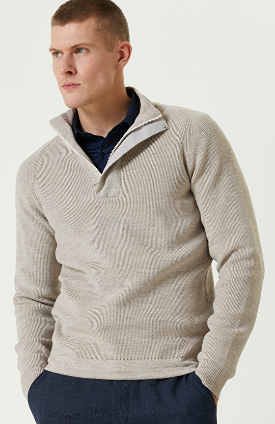 Bej Dik Yaka Fermuarlı Triko Kazak