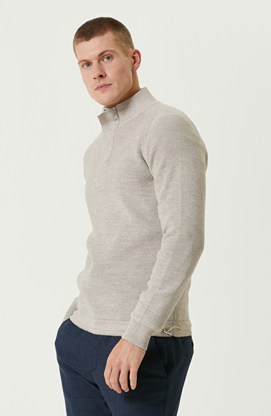 Bej Dik Yaka Fermuarlı Triko Kazak