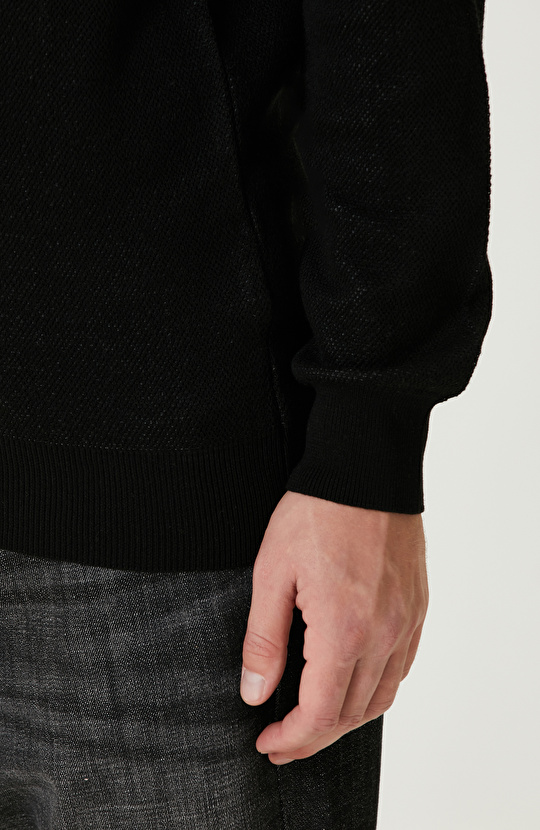 Siyah Punch Detaylı Kazak