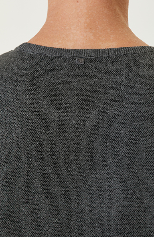 Koyu Gri Punch Detaylı Kazak