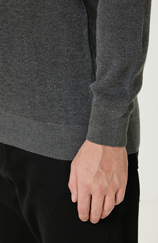 Koyu Gri Punch Detaylı Kazak