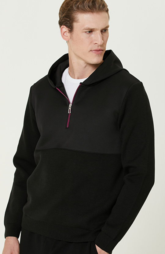 Siyah Kapüşonlu Kazak