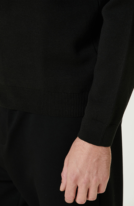 Siyah Kapüşonlu Kazak