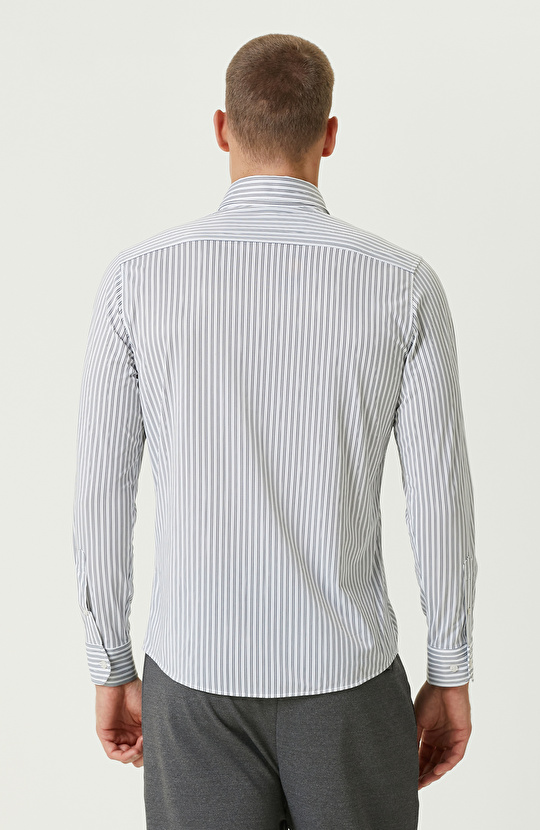 Siyah Beyaz Çizgili Gömlek