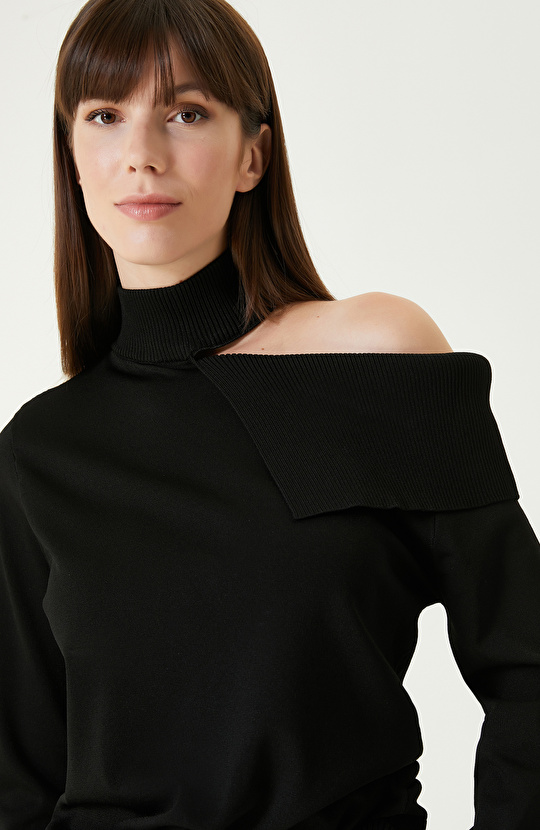 Siyah Omuz Detaylı Triko Kazak