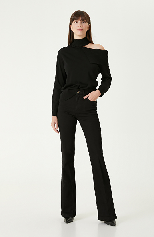 Siyah Omuz Detaylı Triko Kazak