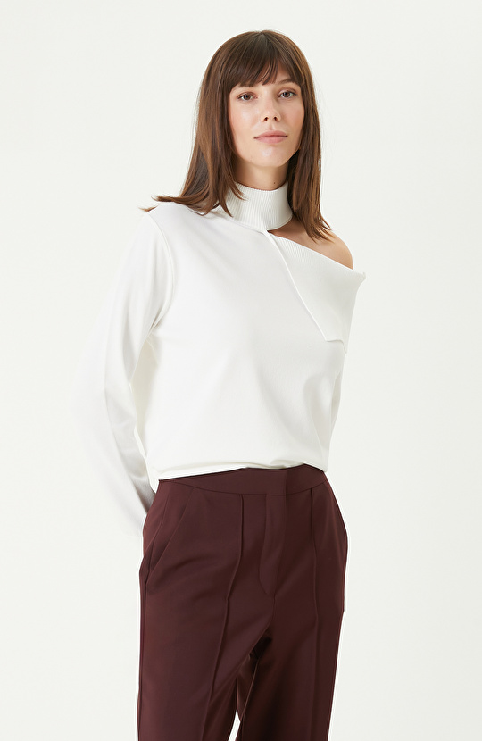 Kırık Beyaz Omuz Detaylı Triko Kazak