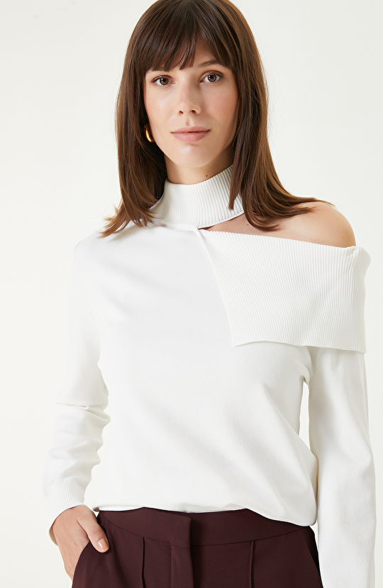 Kırık Beyaz Omuz Detaylı Triko Kazak