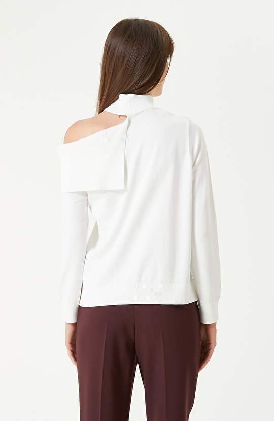 Kırık Beyaz Omuz Detaylı Triko Kazak