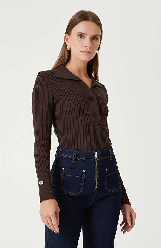 Kahverengi Düğme Detaylı Triko Kazak