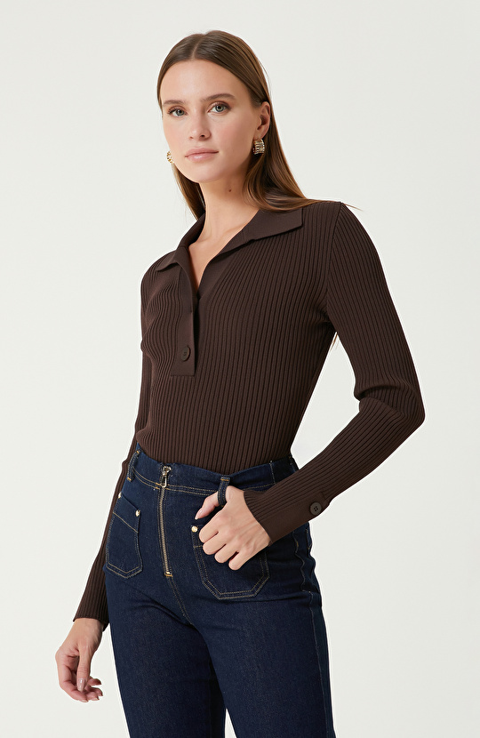 Kahverengi Düğme Detaylı Triko Kazak