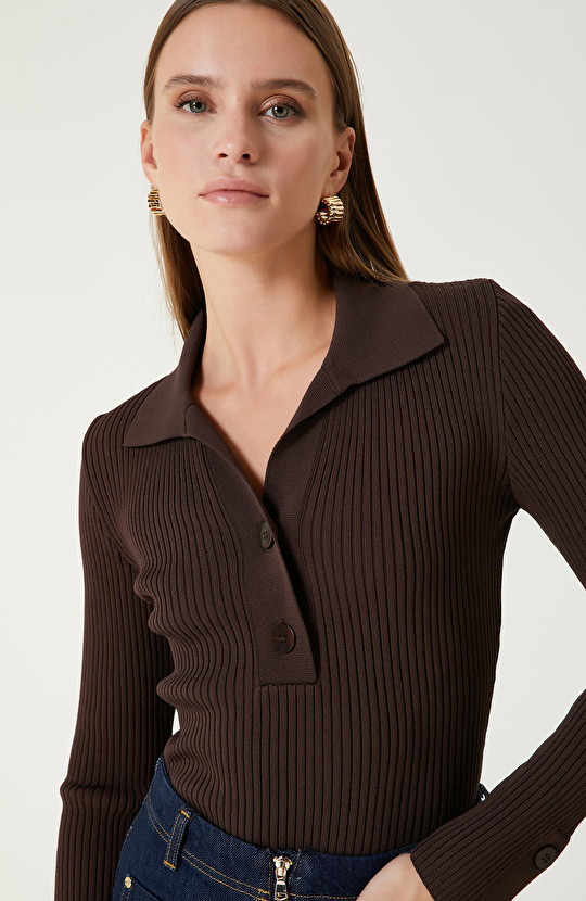 Kahverengi Düğme Detaylı Triko Kazak