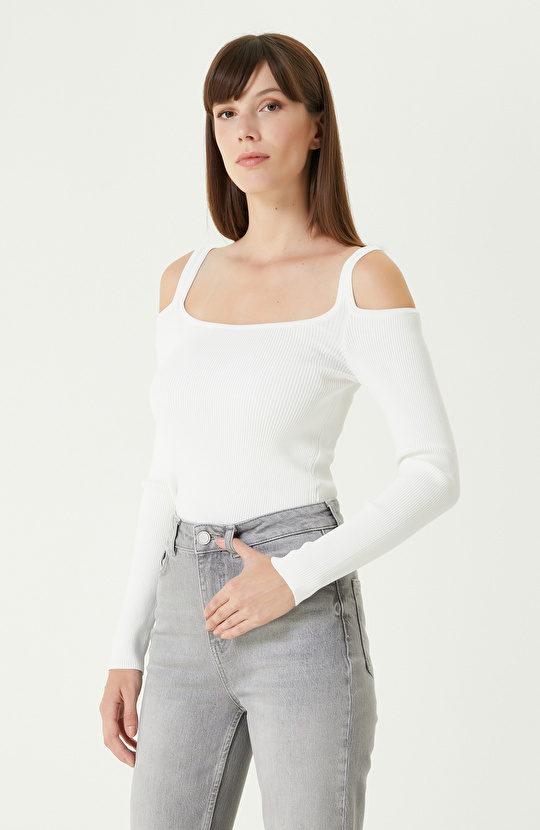Kırık Beyaz Omuz Detaylı Triko Kazak