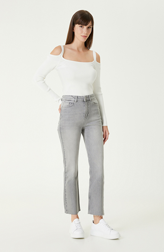 Kırık Beyaz Omuz Detaylı Triko Kazak