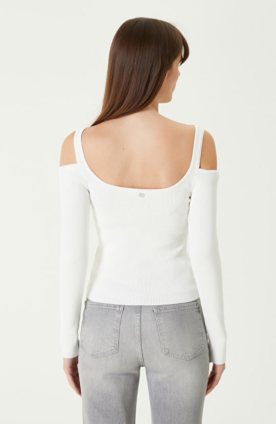 Kırık Beyaz Omuz Detaylı Triko Kazak