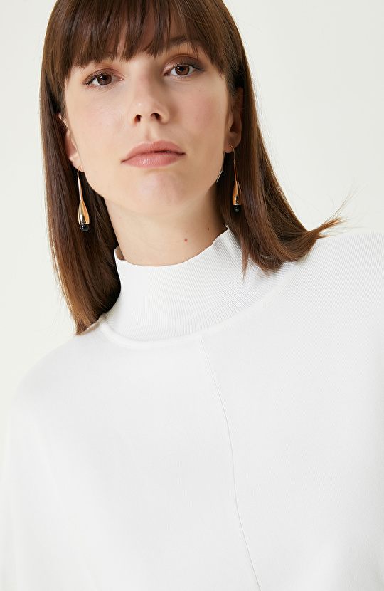 Kırık Beyaz Rahat Kalıp Basıc Triko Kazak