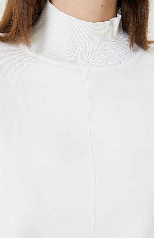 Kırık Beyaz Rahat Kalıp Basıc Triko Kazak