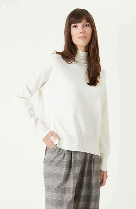 Kırık Beyaz Düğme Detaylı Balıkçı Yaka Basıc Triko Kazak