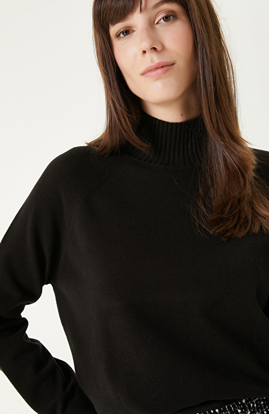 Siyah Düğme Detaylı Balıkçı Yaka Basıc Triko Kazak