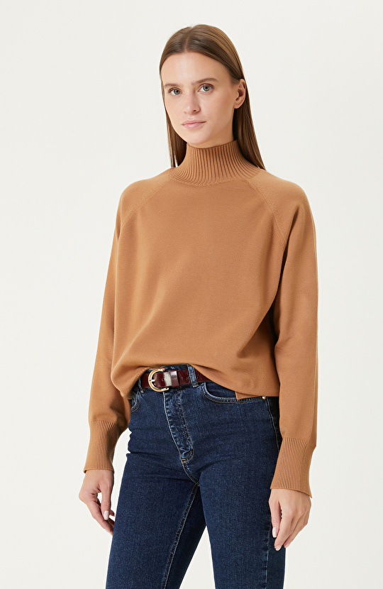 Bej Düğme Detaylı Balıkçı Yaka Basıc Triko Kazak