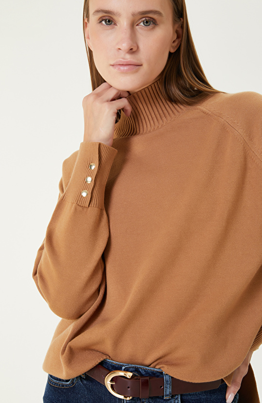 Bej Düğme Detaylı Balıkçı Yaka Basıc Triko Kazak