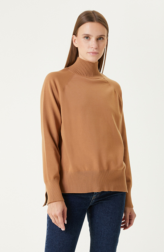 Bej Düğme Detaylı Balıkçı Yaka Basıc Triko Kazak